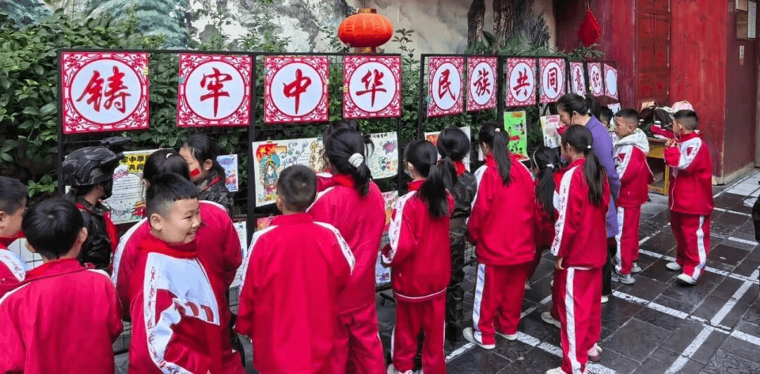 趣味运动会上“民族风” 石榴籽精神润童心