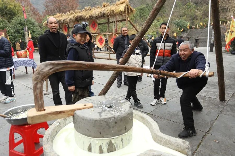 印江：万人共庆土家族“过赶年”