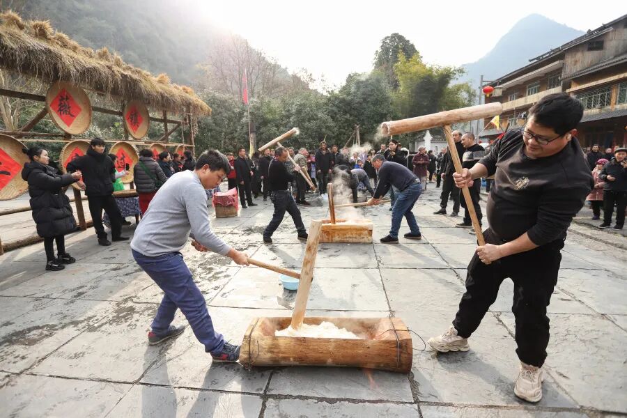 印江：万人共庆土家族“过赶年”
