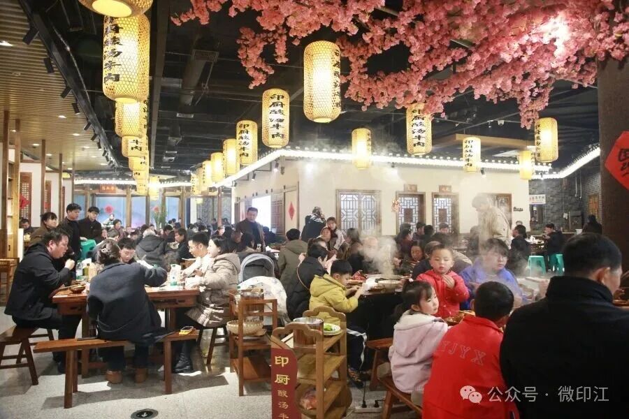 印江：非遗巡游添年味 烟火气里促消费