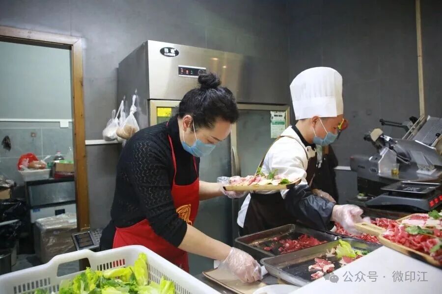 印江：非遗巡游添年味 烟火气里促消费