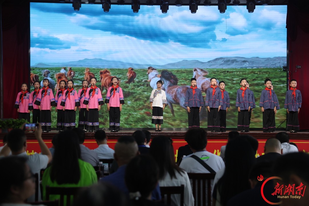 同心谱写团结曲 共绘边城石榴红